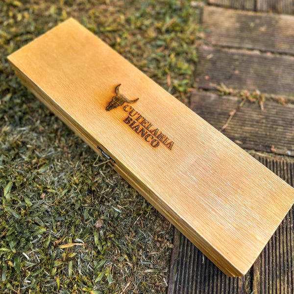 Tábua Rústica Personalizada - Internacional + Kit Churrasqueiro